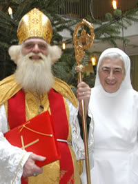 Nikolaus und Ordenschwester im Kinderkrankenhaus